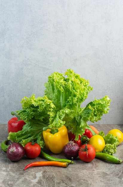 大理石の背景に新鮮な野菜。高品質の写真