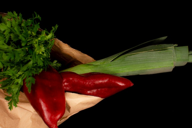 Свежие овощи красный перец лук-порей зеленая петрушка веганские продукты