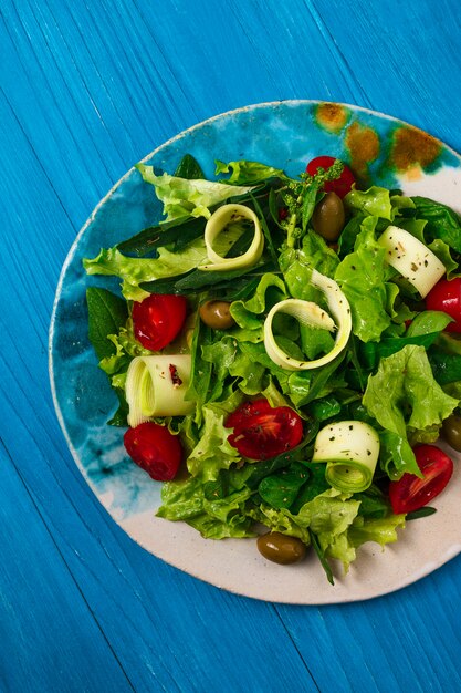 Бесплатное фото Салат из свежих овощей с зеленью и помидорами.