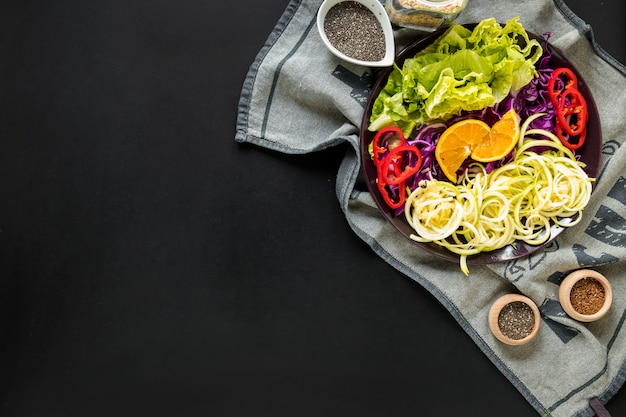 Insalata di verdure fresche con ingredienti sulla tovaglia