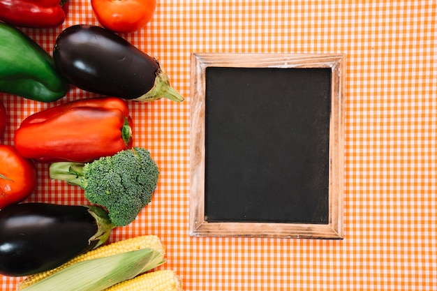 Free photo fresh vegetables and slate on cloth