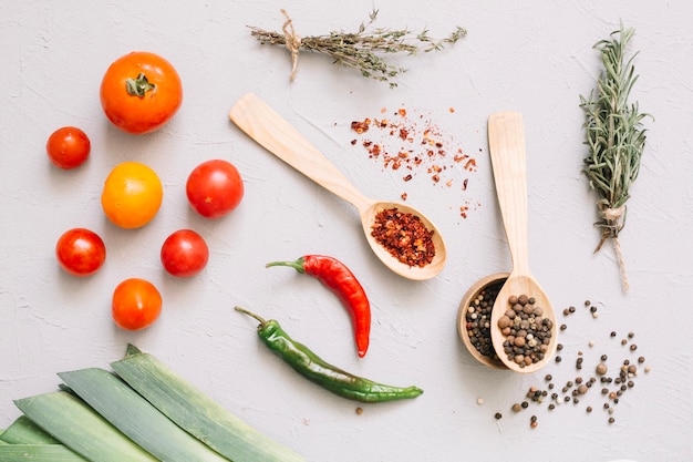 Foto gratuita verdure fresche e spezie in cucchiai