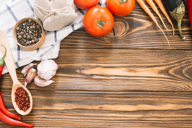 Foto gratuita verdure fresche sul tavolo