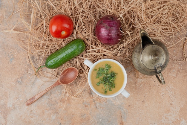 Свежие овощи с вкусным супом на мраморной поверхности