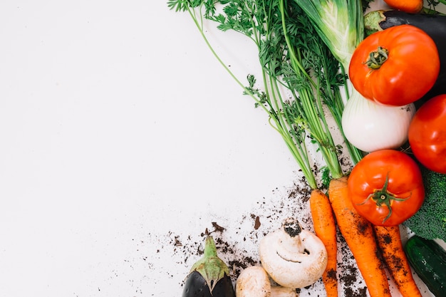 Foto gratuita verdure fresche con spazio a sinistra