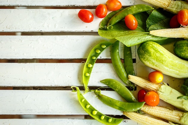 Foto gratuita verdure fresche su una tavola di legno bianca