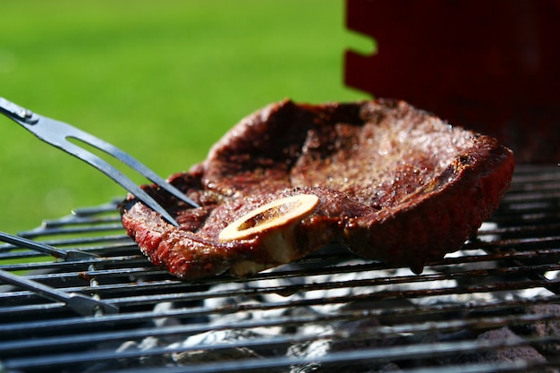 Foto gratuita bistecca fresca e molto gustosa