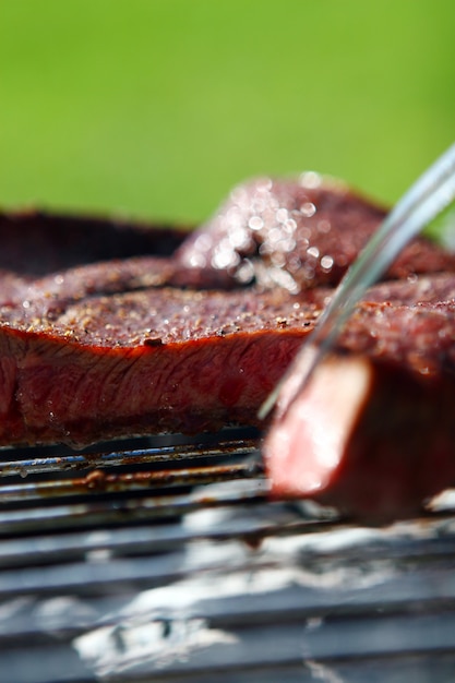 Foto gratuita bistecca fresca e molto gustosa