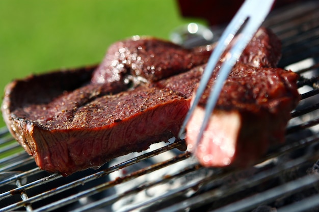 Foto gratuita bistecca fresca e molto gustosa