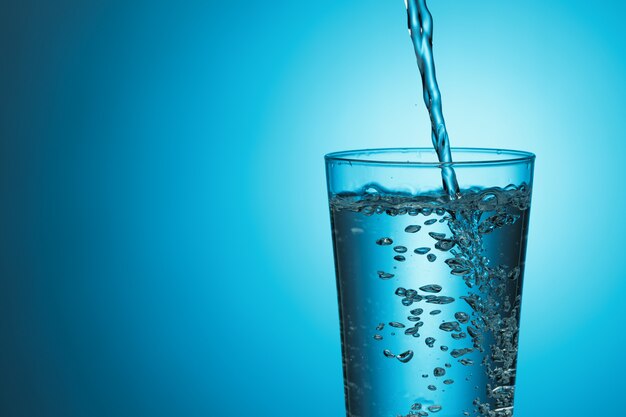 ラップトップで水を注ぐ笑顔の女性 無料の写真 ラップトップで水を注ぐ笑顔の女性 無料の写真