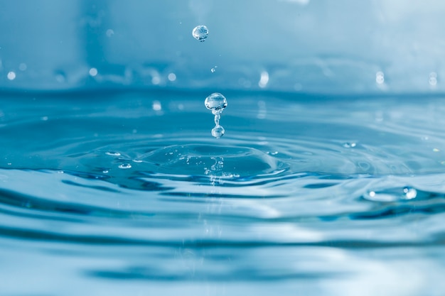 Пресная вода с каплями падают
