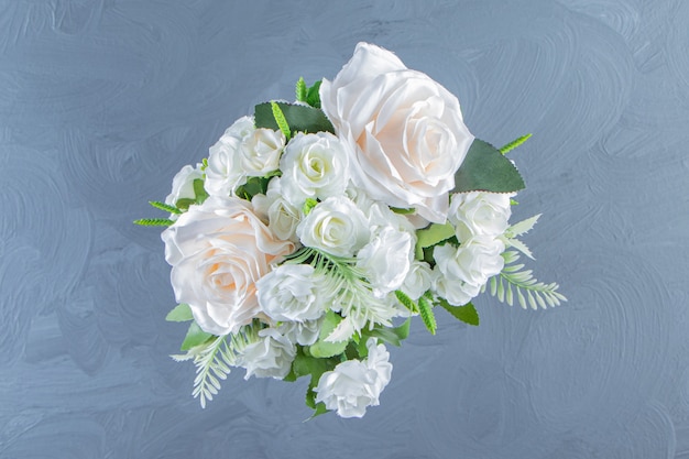 無料写真 大理石のテーブルの上に、花瓶に新鮮な白い花。