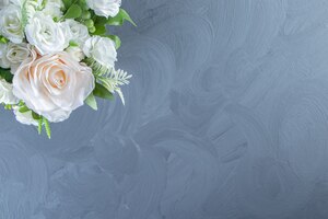 免费照片新鲜的白色的花在花瓶里,大理石桌子上。
