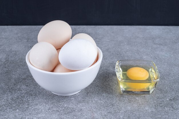 白い皿に新鮮な白い生の鶏の卵