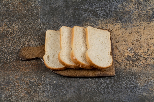 나무 보드에 신선한 흰 슬라이스 빵
