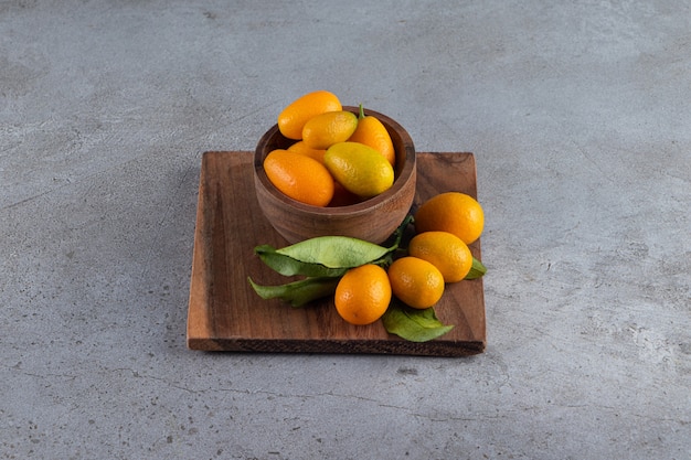 Free photo fresh whole citrus cumquat fruits with leaves.