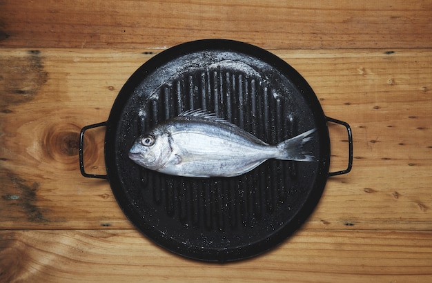 調理する準備ができているグリル鍋の新鮮な野生の鯛