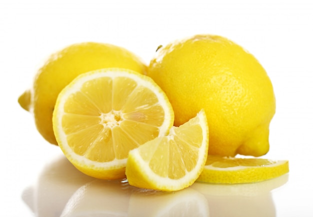 Free photo fresh yellow lemons