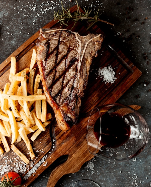 Free photo fresh yummy steak with french fries on wooden board