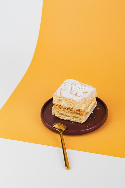 プレートに新鮮にクレストードケーキを焼く