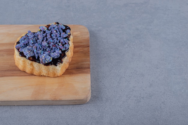 Foto gratuita fetta di torta di mirtilli appena sfornata sul bordo di legno