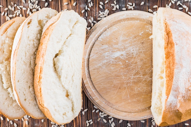 Foto gratuita semi di pane e di girasole di recente cotti sui precedenti di legno