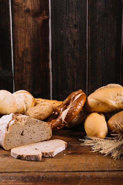 Свежеиспеченный хлеб на деревянном текстурированном фоне