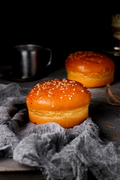 Free photo freshly baked bun with sesame seeds on the table