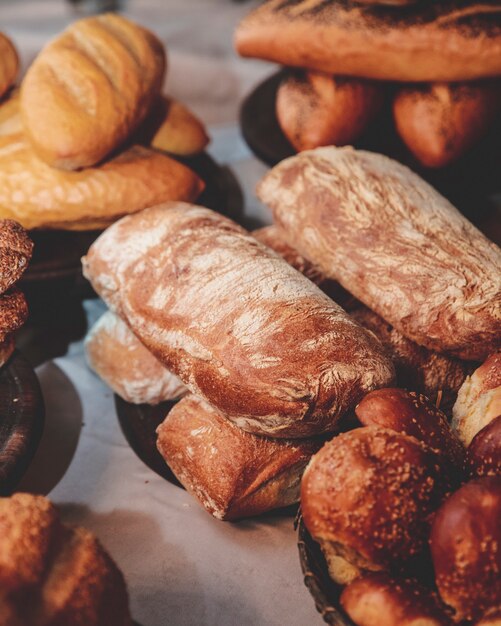 Free photo freshly baked buns and bread