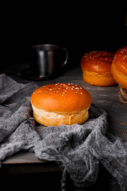 Free photo freshly baked burger bun sprinkled with sesame