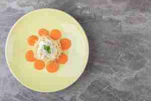 Foto gratuita spaghetti appena sfornati con la carota alla piastra, sul marmo. foto di alta qualità