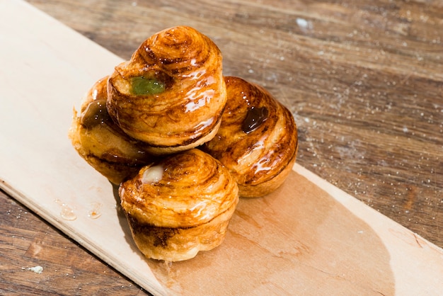 無料写真 木製の机の上の板に焼きたての甘いパフペーストリー