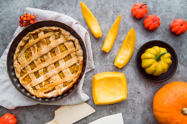 Foto gratuita vista dall'alto assortimento di torta di mele appena fatta