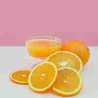 無料写真 新鮮なオレンジジュースをガラスで絞る