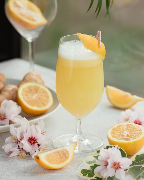 Foto gratuita succo di limone appena spremuto