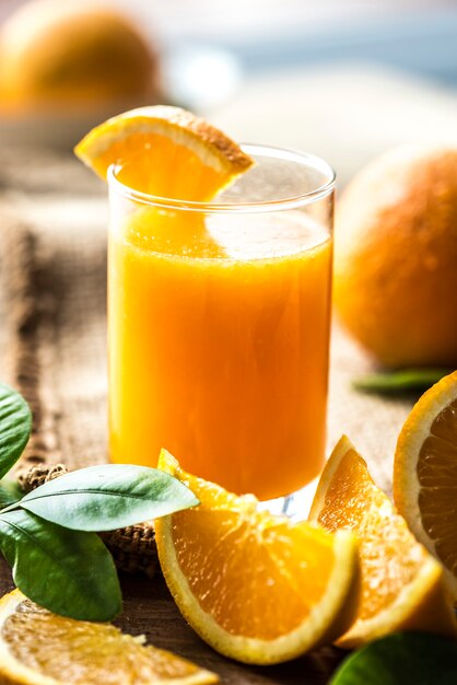 新鮮な有機オレンジジュースを絞った