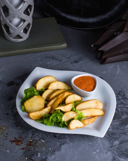 Free photo fried apple shape potatoes with sauce