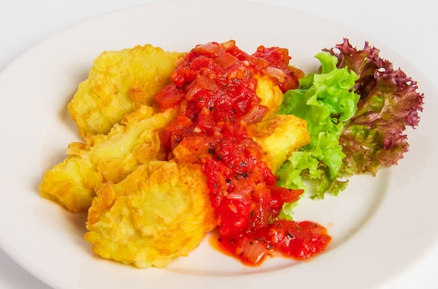 Free photo fried battered fish fillet on white plate