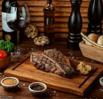 Free photo fried beef steak on wooden board