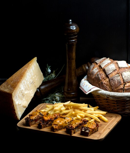 Fried black bread with onions and meat topped with grated cheese