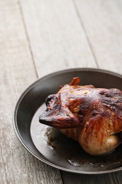 Foto gratuita pollo fritto in padella nera