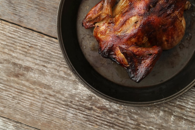 Free photo fried chicken in black pan