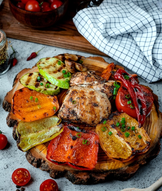 Foto gratuita petto di pollo fritto con verdure