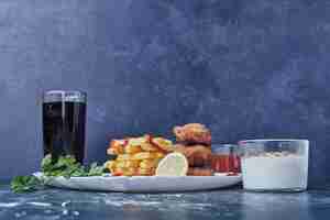 Free photo fried chicken cotlets with potatoes and drink.