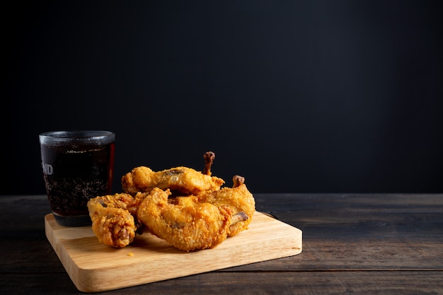 Free photo fried chicken inwood table.