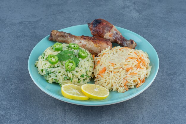フライドチキンの足と青いプレートのご飯。
