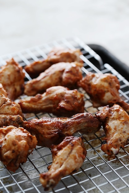 Foto gratuita cosce di pollo fritte