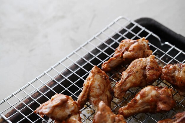 Foto gratuita cosce di pollo fritte