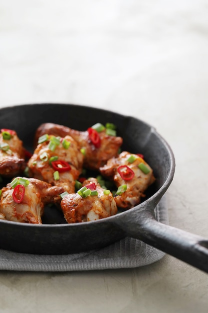 Foto gratuita cosce di pollo fritte