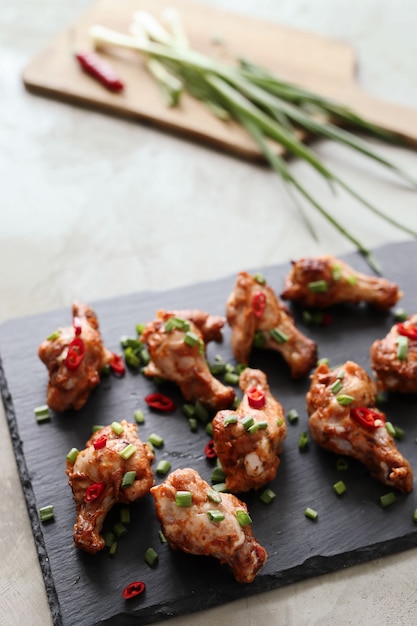 Foto gratuita cosce di pollo fritte